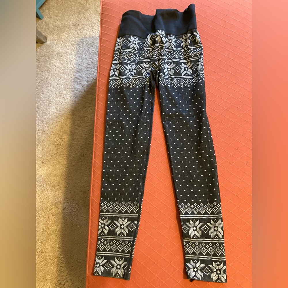 Avia women’s snowflake leggings size M